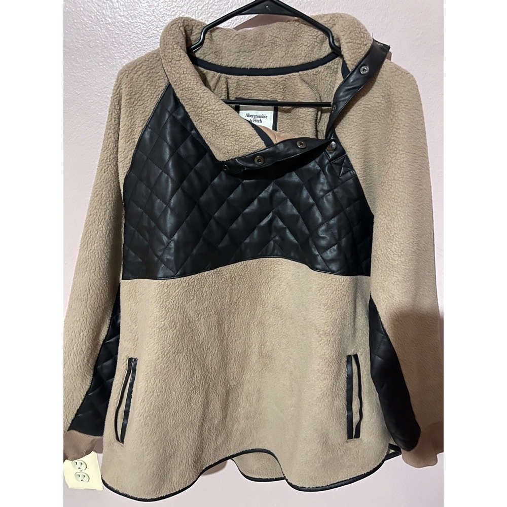 Great condition sweater. ABERCROMBIE AND FITCH